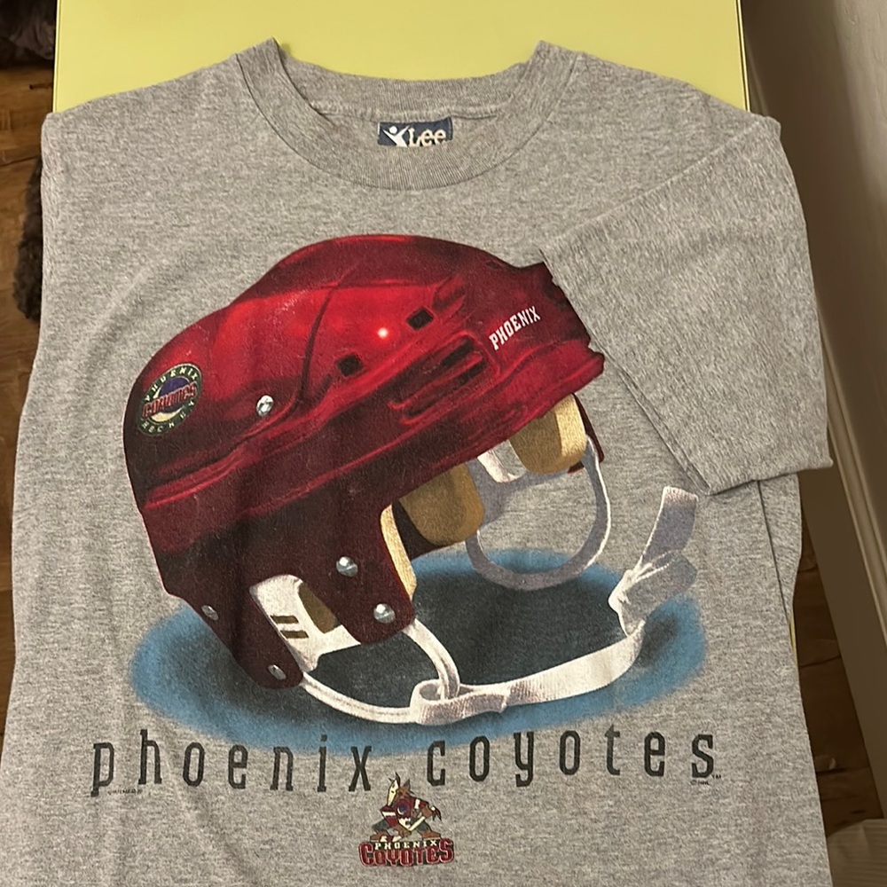 Vintage Lee Gray Tee with Red Phoenix Coyotes Helmet